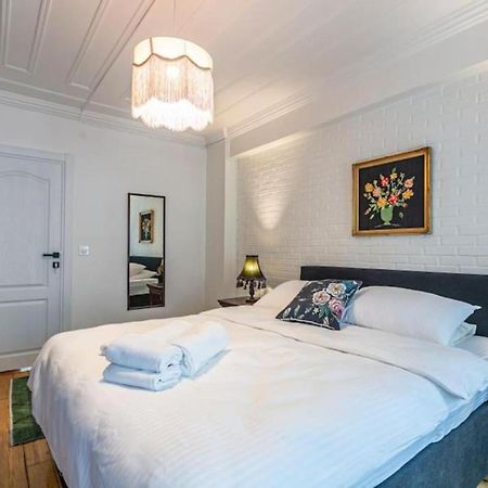 Historical 4-Br Home Steps From Besiktas Stadium & Bosphorus Views - Prime Nisantasi Location! 이스탄불 외부 사진