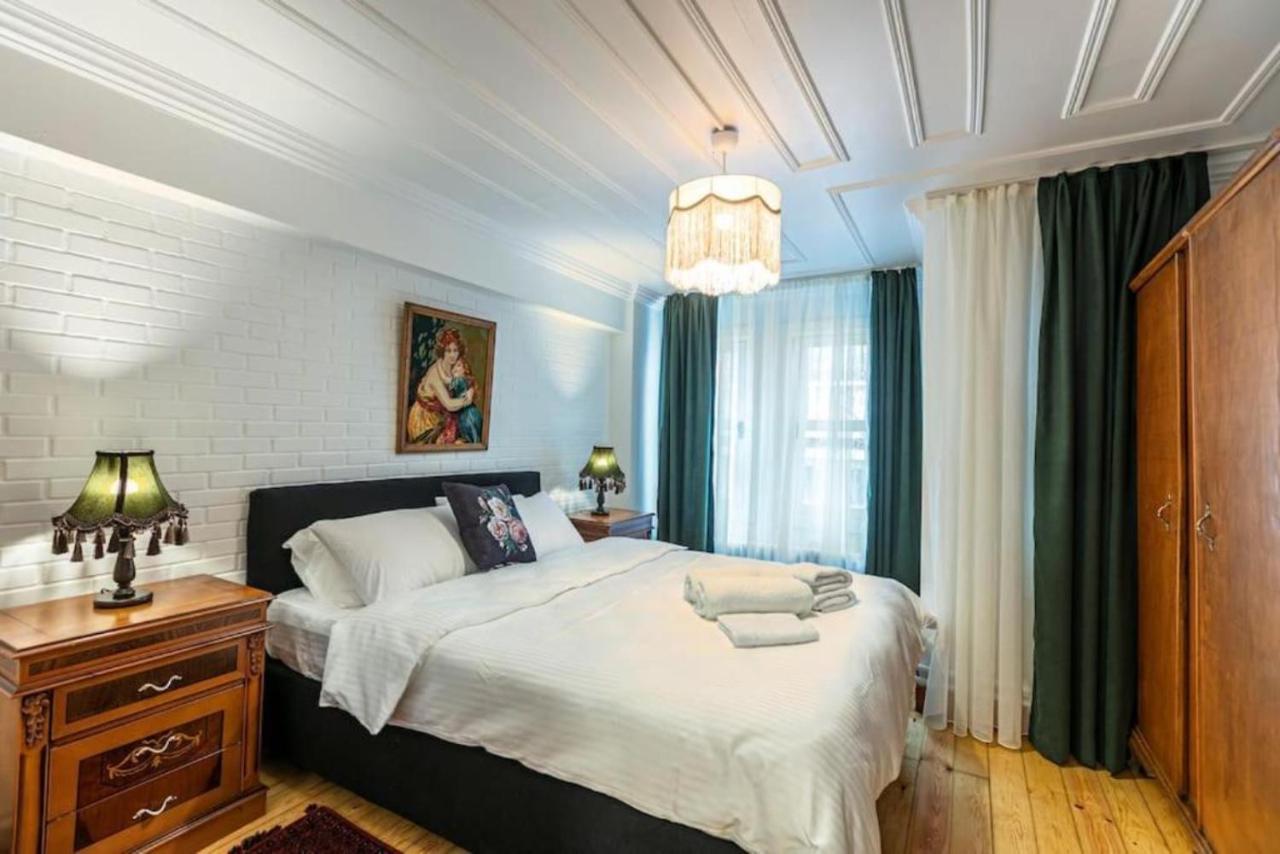 Historical 4-Br Home Steps From Besiktas Stadium & Bosphorus Views - Prime Nisantasi Location! 이스탄불 외부 사진