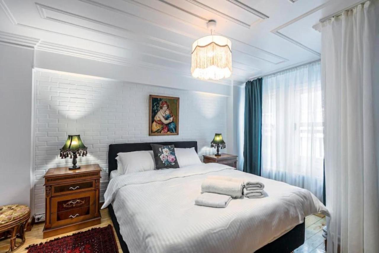 Historical 4-Br Home Steps From Besiktas Stadium & Bosphorus Views - Prime Nisantasi Location! 이스탄불 외부 사진