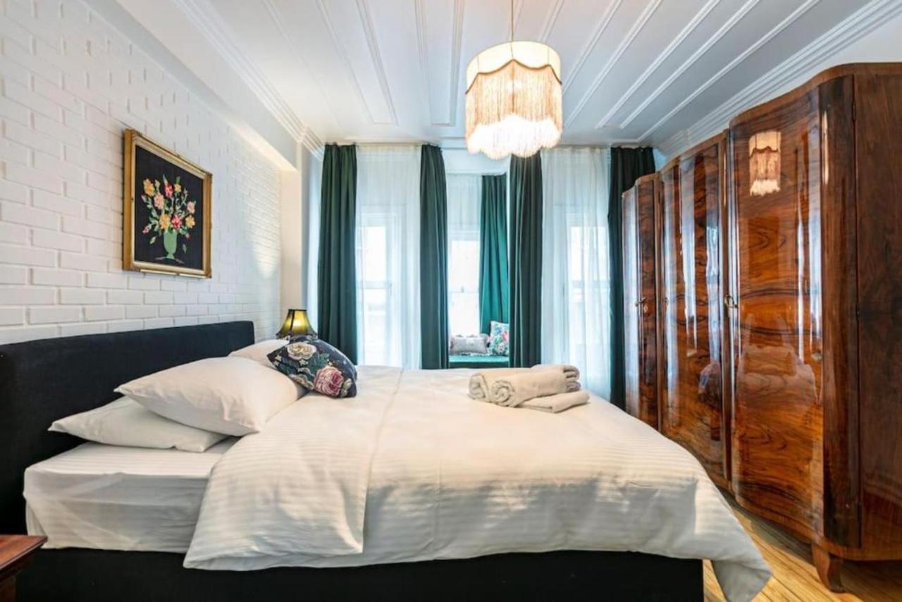 Historical 4-Br Home Steps From Besiktas Stadium & Bosphorus Views - Prime Nisantasi Location! 이스탄불 외부 사진