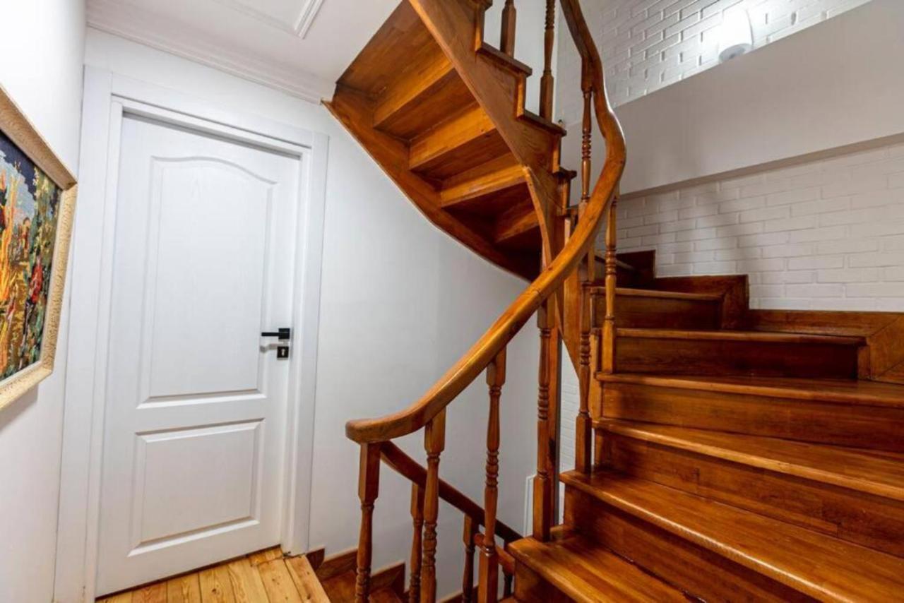 Historical 4-Br Home Steps From Besiktas Stadium & Bosphorus Views - Prime Nisantasi Location! 이스탄불 외부 사진