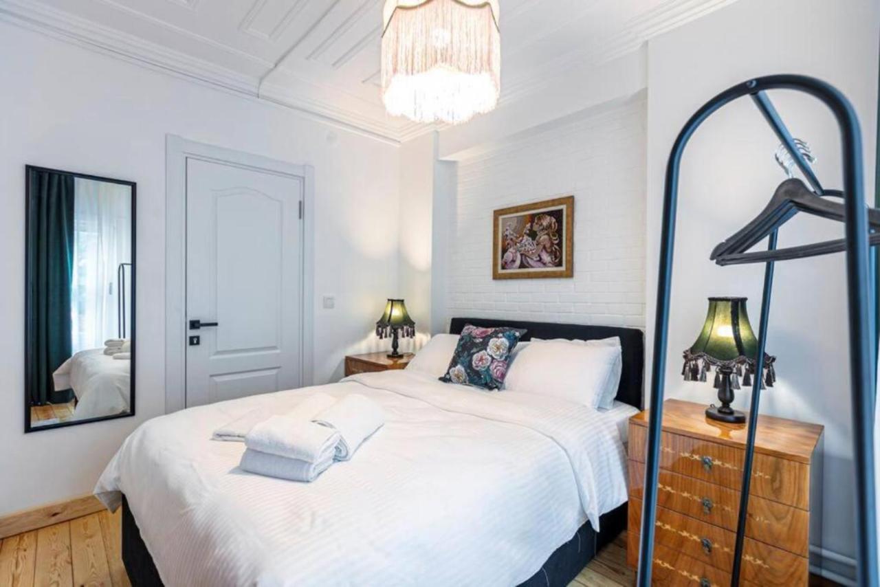 Historical 4-Br Home Steps From Besiktas Stadium & Bosphorus Views - Prime Nisantasi Location! 이스탄불 외부 사진
