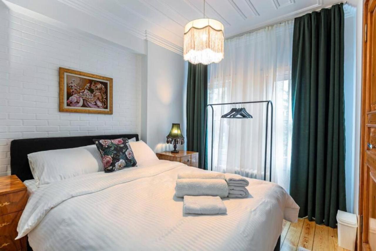 Historical 4-Br Home Steps From Besiktas Stadium & Bosphorus Views - Prime Nisantasi Location! 이스탄불 외부 사진