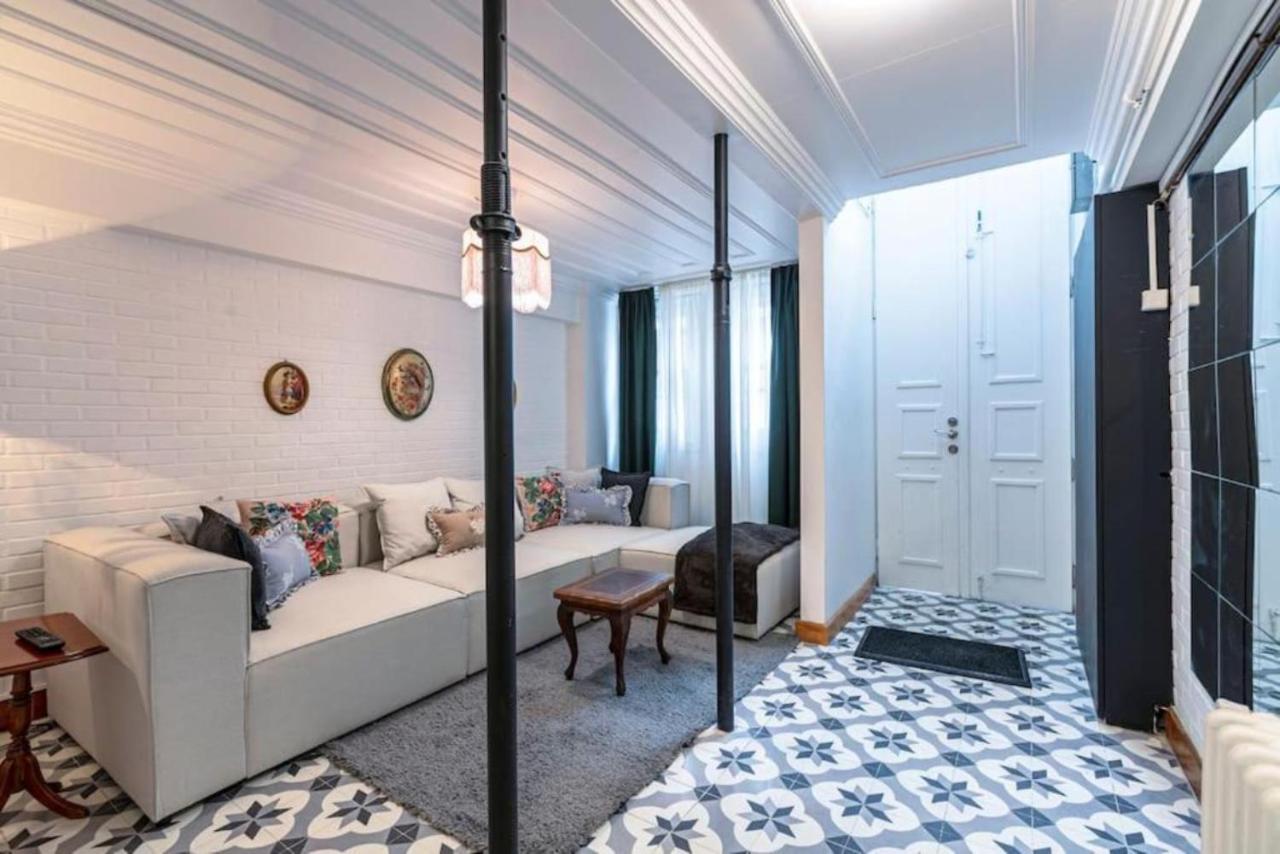 Historical 4-Br Home Steps From Besiktas Stadium & Bosphorus Views - Prime Nisantasi Location! 이스탄불 외부 사진