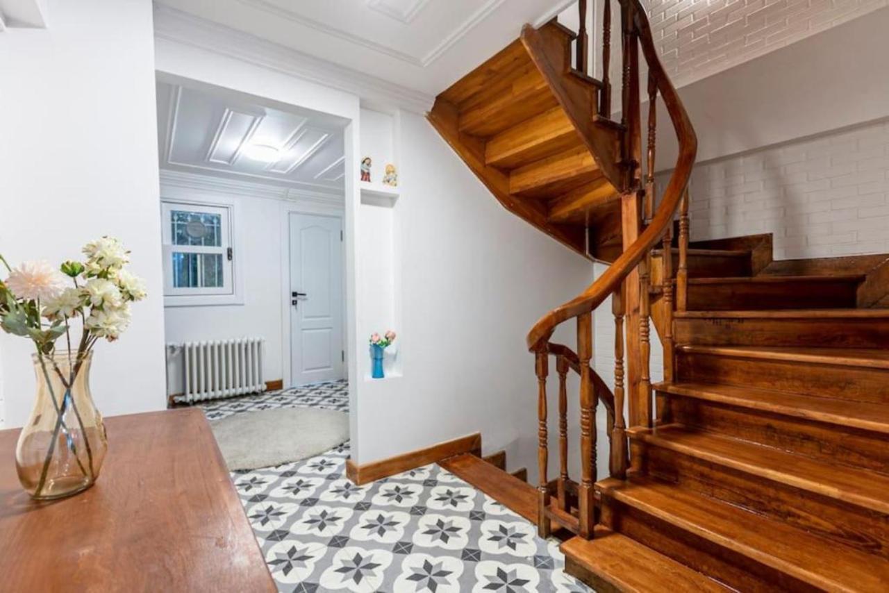 Historical 4-Br Home Steps From Besiktas Stadium & Bosphorus Views - Prime Nisantasi Location! 이스탄불 외부 사진